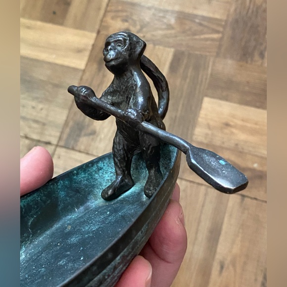 MONKEY W/ OAR ROWING A BOAT
FIGURINE SCULPTURE DISH. COLLECTABLE. - Picture 3 of 13